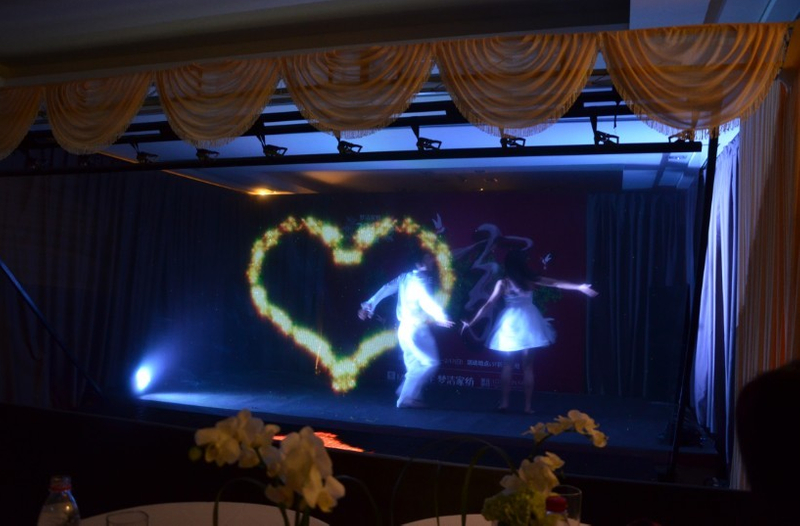 Pepper Ghost 3D Proyeksi Holografik Foil Hologram Live Show Untuk Tahap Besar